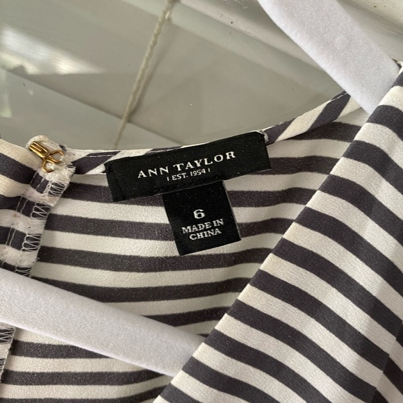 Flattering Ann Taylor 6 seersucker top - Picture 3 of 4